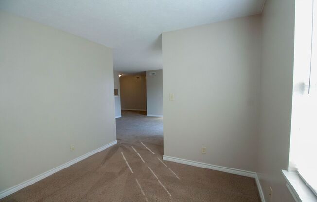 3 beds, 2 baths, $1,299, Unit J7