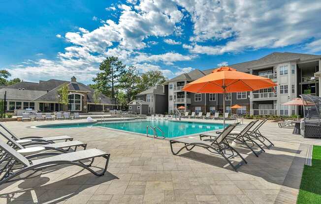 Saltwater pool with sunshelf and WiFi