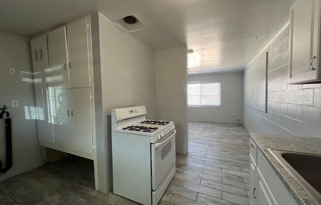 2 beds, 1 bath, $1,075