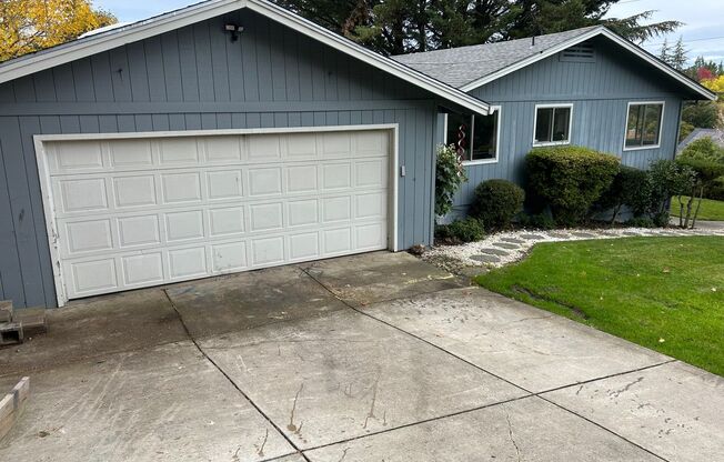 **HOLIDAY SPECIAL** Nice East Medford home nestled away in the Roxy Anne Community