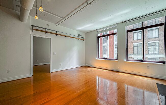 Luxurious 2 Bed 2 Bath Condo In Station Square
