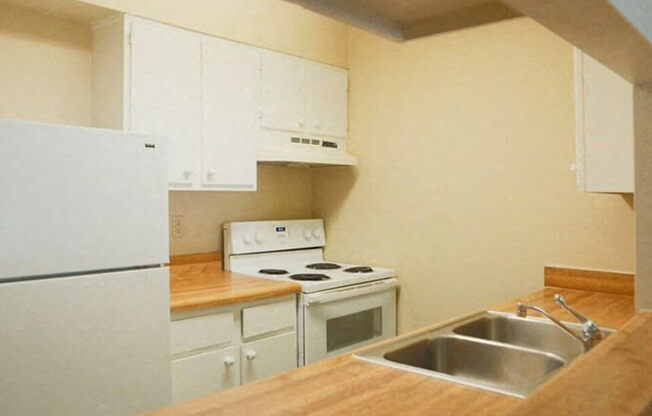 spacious kitchen at LIttle Rock AR apt