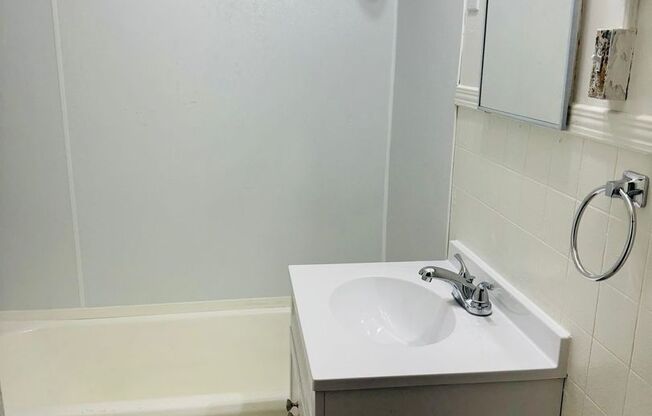 1 bed, 1 bath, $860, Unit 1st Fl