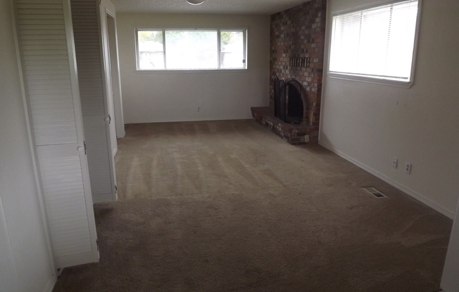 Spacious 3 Bedroom 1 3/4 Bath in Tacoma!!!!