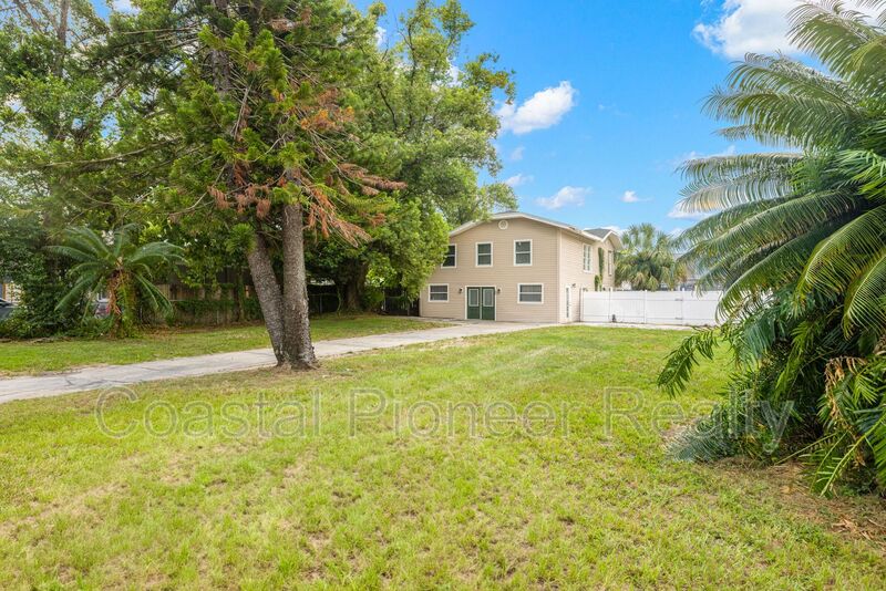 305 E HANNA AVE