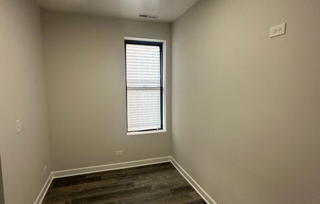 2 beds, 1 bath, $1,700, Unit CH-2R