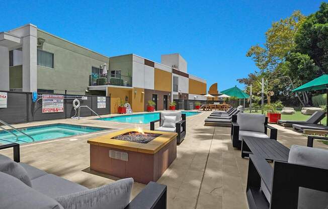 Legado Encino Pool and Lounge Area