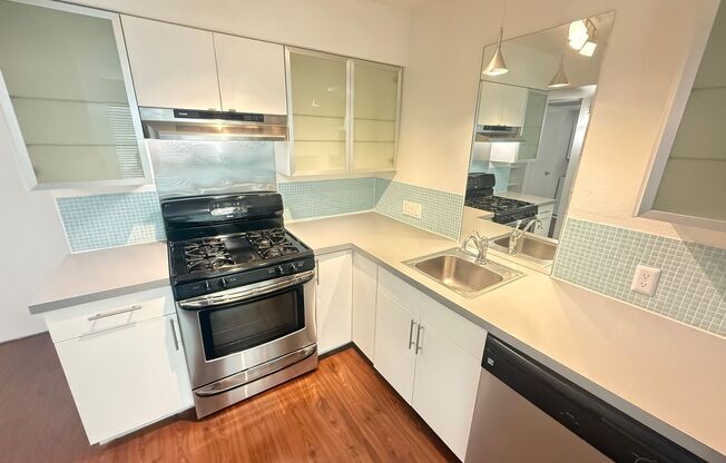 2 beds, 1 bath, 954 sqft, $1,654, Unit RRO-111