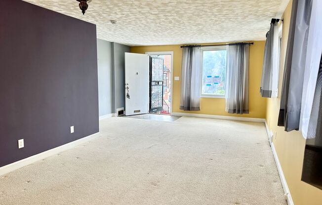 Charming 3-bedroom, 1.5-bathroom! Pets Welcome! Parking!
