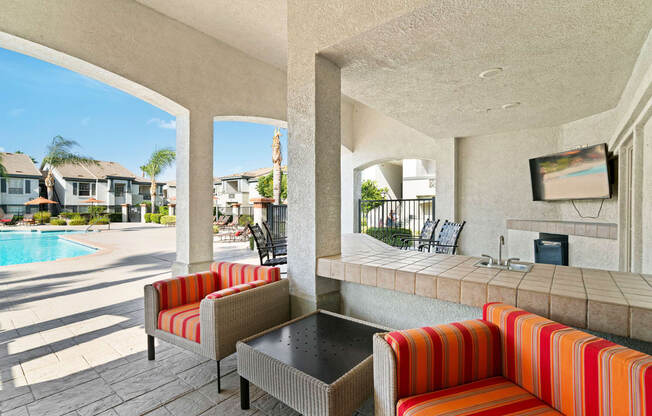 Barton Vineyard Apartments - Poolside cabana with TV lounge