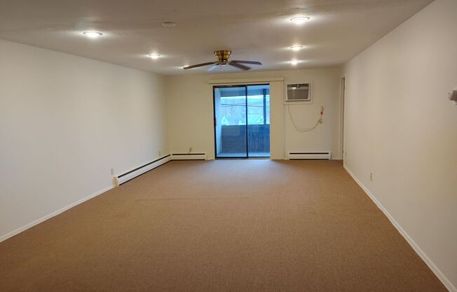 2 beds, 1 bath, $950, Unit Apt. 2