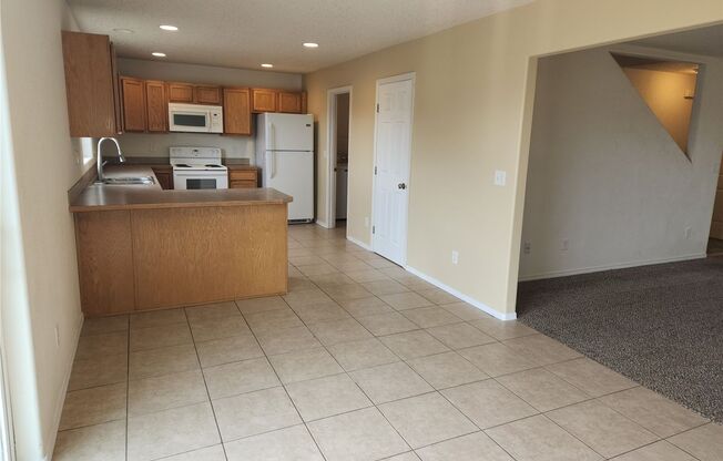 3 bedroom 2.5 Bath Townhouse with garage in great location, Moses Lake