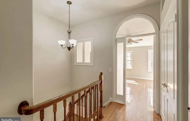 Gorgeous, bright 3 bed 3 bath Townhouse in Heart of Fairfax
