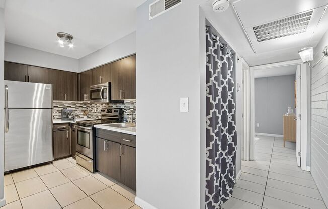 1 bed, 1 bath, 700 sqft, $1,099, Unit 18