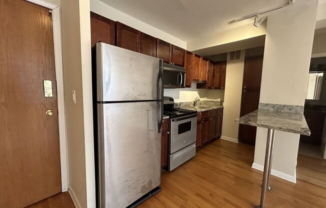1 bed, 1 bath, 700 sqft, $1,940, Unit 418-1102