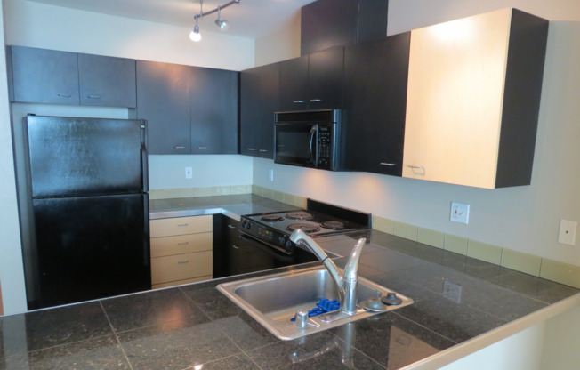 Spacious Belltown Condo @ the Ideal Location!