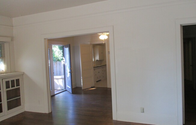 2 beds, 1 bath, $1,395, Unit A