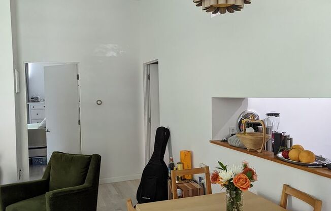 Mid Cambridge 1 bedroom with garage parking for 9/1