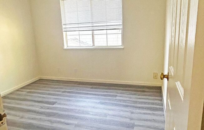 2 beds, 1 bath, $2,200, Unit #D