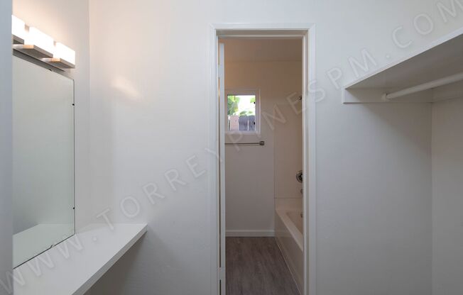*OPEN HOUSE: 5/10 1:30-2:30PM* Studio with Parking in Pacific Beach!
