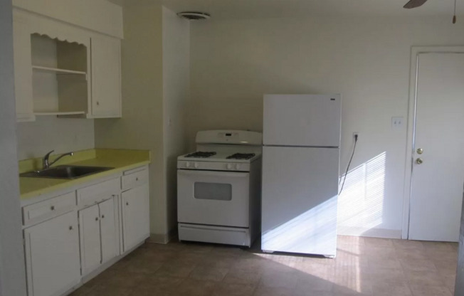 Beautiful 2 bedroom 1 bath located in Elk Grove!