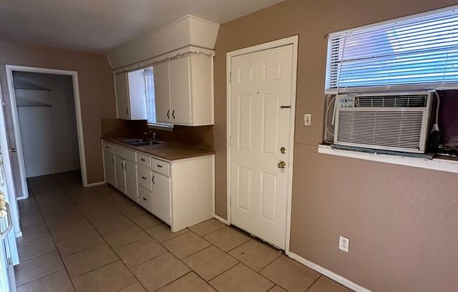 2 beds, 1 bath, 815 sqft, $595, Unit B