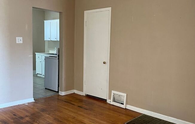 Spacious 3 bedroom in Triplex Available now!!