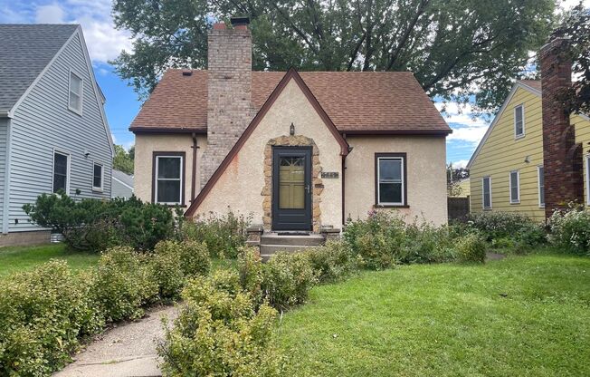 The Cutest 3-Bedroom Tudor - One Block From Como Golf Course