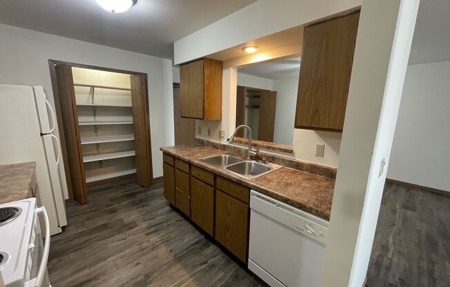 3 beds, 1 bath, 1,040 sqft, $1,695, Unit 3156-208