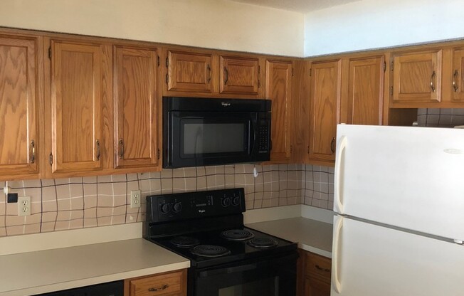 UT PRELEASE: West Campus Gated Condo, 2/2, Walk in closet, Covered parking, Pool
