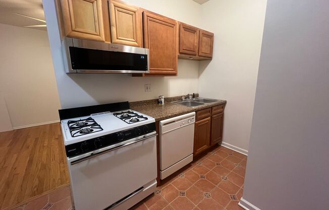 2 beds, 1 bath, $1,995, Unit 4750M-3N