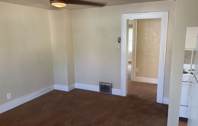 2 beds, 1 bath, 845 sqft, $1,130, Unit Up