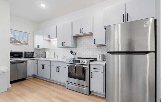 2 beds, 1 bath, 728 sqft, $1,635, Unit 406
