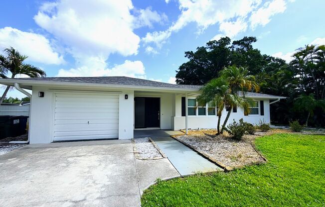 3/2/1 car garage in S. Ft. Myers Off Cypress Lake!