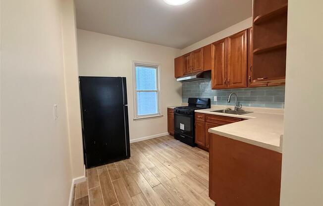 3 beds, 1 bath, 2,988 sqft, $4,300, Unit 2