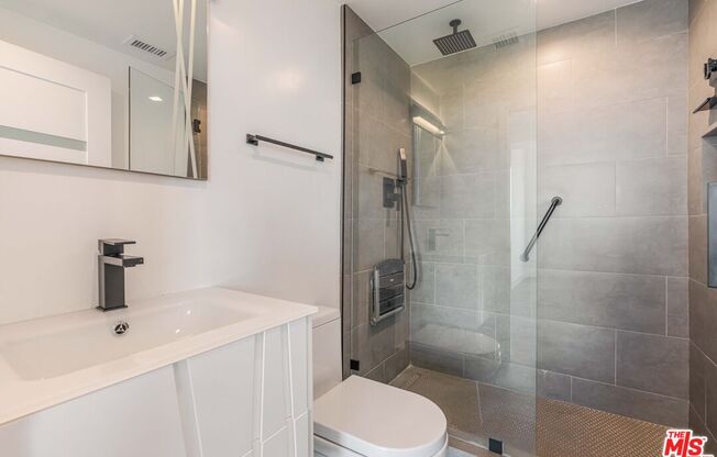 2 beds, 2.5 baths, 1,372 sqft, $6,495, Unit 1812
