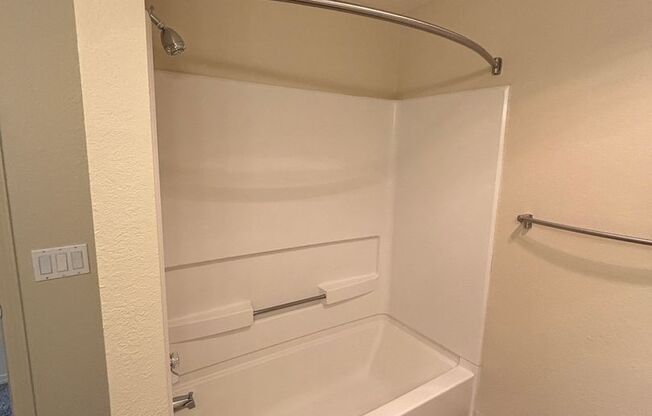 1 bed, 1 bath, 817 sqft, $1,300, Unit 137