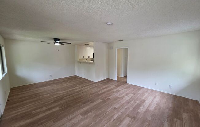 Hills Ford Community: Located on a quiet Cul-De-Sac: Recently Updated Upper 2 Bedroom 1 Bath Condo