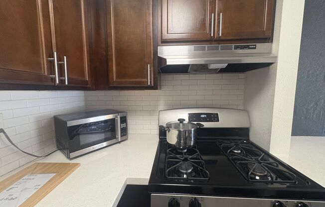 Studio, 1 bath, 370 sqft, $1,299, Unit 20
