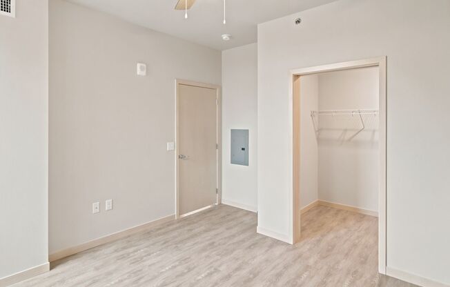 1 bed, 1 bath, 737 sqft, $2,000, Unit 914