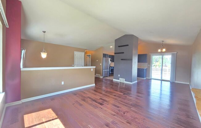 $2,500 - 3 Bed / 2 Bath Beautiful and Spacious Home with a Fully Fenced backyard