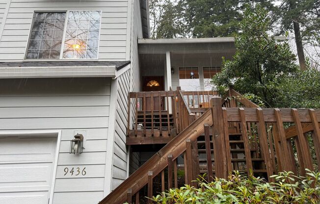 Cozy 3 Bed 2.5 Ba home in Crestwood SW Portland! BONUS ROOM! 2 car garage, huge deck, Central AC!