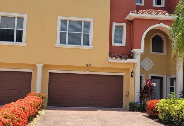 Annual UNfurnished  renovated 4/4 townhome with water views at the Manatee River in Palmetto