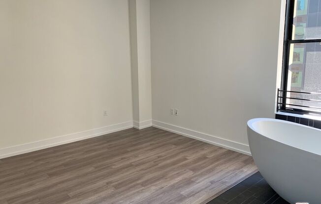 1 bed, 1.5 baths, 902 sqft, $3,075, Unit 614