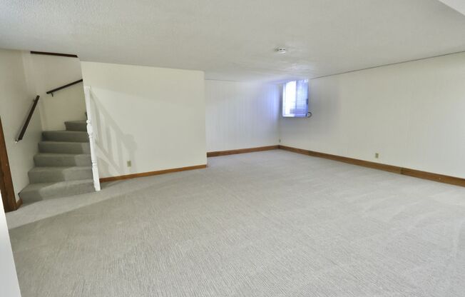 3 beds, 2 baths, 2,000 sqft, $1,995, Unit 32