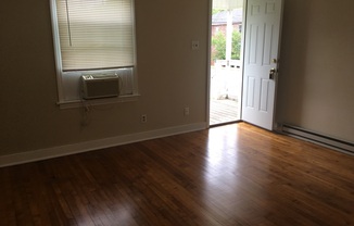 1 bed, 1 bath, $825, Unit B