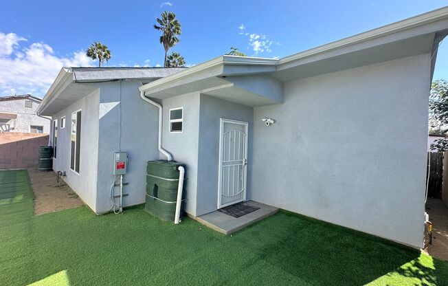 Spacious 3bd/2ba detached REAR home/unit in Lake Balboa!