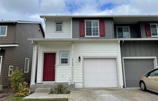 ***Month To Month Only***GORGEOUS 3 Bed 2.5 Bath Townhome in Vancouver! Stainless Steel Appliances! Amazing Location! Fenced Yard!