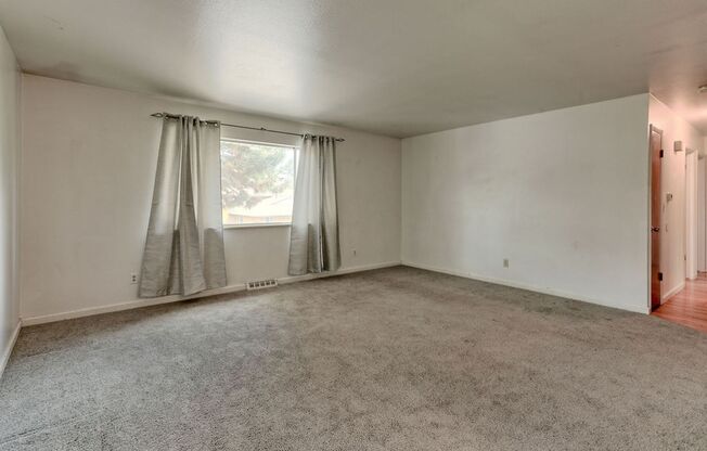 3 beds, 1 bath, $1,575, Unit 2821 Stanford Rd