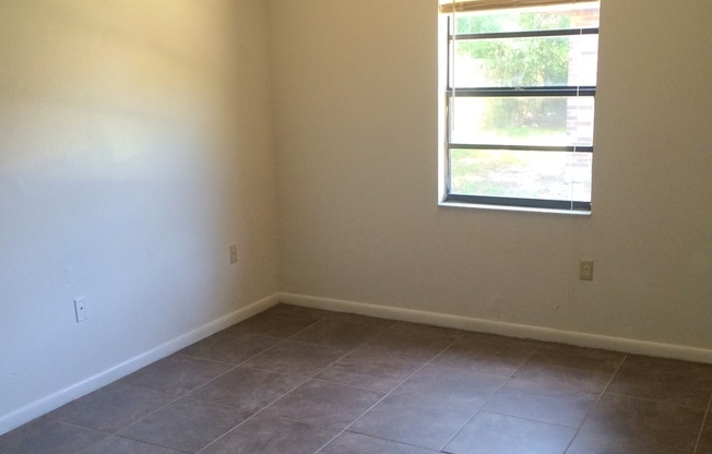 2 beds, 1 bath, $1,200, Unit Apt 3